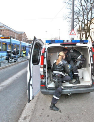 Tre billettkontroll�rer knivstukket p� trikk i Oslo