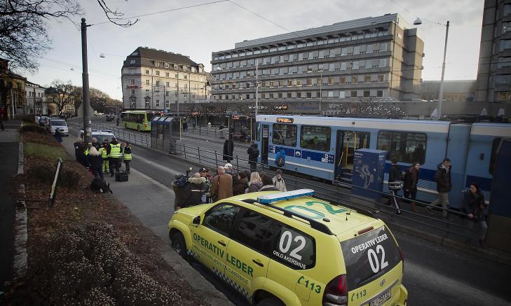 SKJEDDE UNDER KONTROLL: Alle de tre skadde er billettkontrollører som var i gang med kontroll da en mann plutselig trakk en kniv inne på trikken. Foto: BJØRN LANGSEM / DAGBLADET SKJEDDE UNDER KONTROLL: Alle de tre skadde er billettkontrollører som var i gang med kontroll da en mann plutselig trakk en kniv inne på trikken. Foto: BJØRN LANGSEM / DAGBLADET