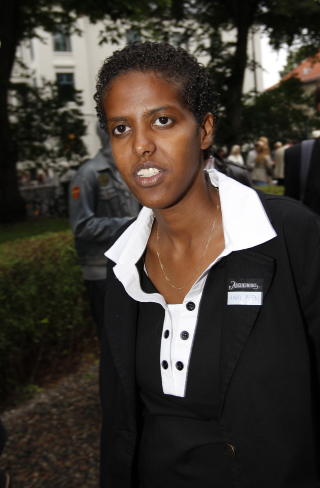 FORFATTER:
Amal Aden p� Aschehougs tradisjonsrike hagefest i Oslo i 2009.
Foto: Terje Bendiksby / SCANPIX