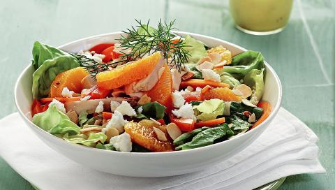 Appelsin- og kyllingsalat med fetaost

(4 porsjoner)

500 g kyllingfileter, uten skinn og bein

2 liter bladsalat, revet i biter

2,5 dl oransje paprika, i strimler

2,5 dl cherrytomater, halve

2,5 dl gulrot i tynne strimler

1 dl fetaost (50&mdash;70 g), smuldret

0,5 dl v�rl�k, hakket

3 ss appelsinsaft   1 ts revet appelsinskall

1 ss hvit eddik

1 ss kaldpresset olivenolje

2 ts kaldpresset linfr�olje

(valgfritt, bidrar med essensielle omega-3-fettsyrer, kj�pes i helsekostforretninger)

1 knivsodd natriumredusert salt

1 knivsodd malt pepper

200&mdash;300 g appelsinb�ter, 

helst uten membraner

2 ss mandler i skiver, ristet

1. Start grillen.

2. Legg kyllingfiletene p� en lett smurt 

grillrist. Grill seks minutter p� hver side, til de er gjennomstekt. Skj�r i halvannen cm tykke skiver. Sett til side.

3. Bland bladsalat og neste fem ingredienser 

(til og med l�k) i en stor bolle. Bland 

appelsinjuice og -skall, eddik, olje, salt og pepper, og visp alt sammen. 

Hell juiceblandingen over bladsalat-

blandingen, og bland godt. Fordel salat-

blandingen p� fire tallerkener og legg 

kyllingskiver, appelsinb�ter og mandler p� toppen.(Alle oppskriftene er hentet fra �Mat for livet�/Cappelen Damm)