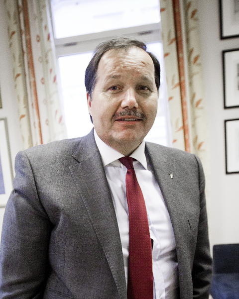 BRYR SEG IKKE: Nestleder Per Arne Olsen forteller at partiet sentral ikke bryr seg med problemer i lokallagene. Foto: Bj�rn Langsem / Dagbladet.