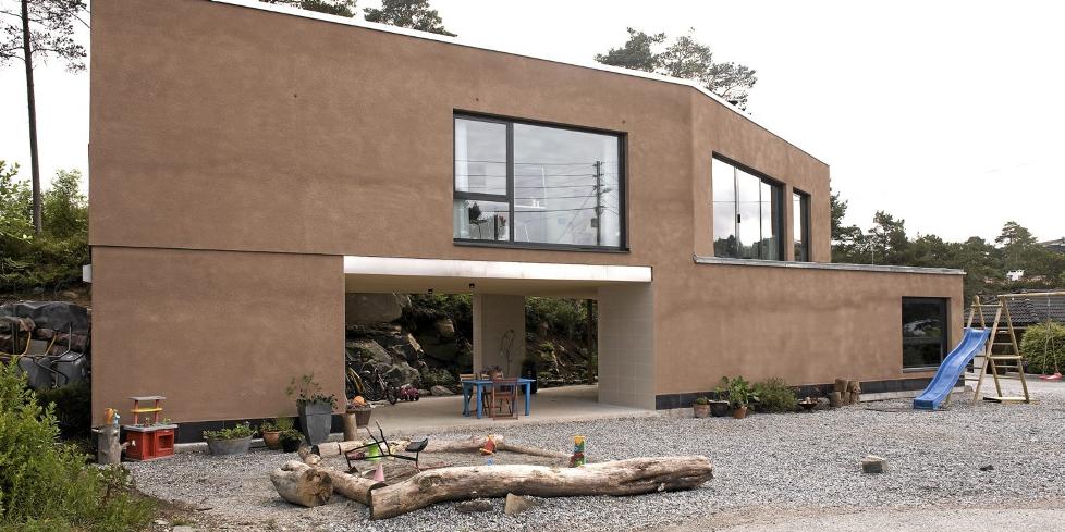 ET HUS FOR DE AKTIVE: Villaen p� Vestlandet har en en annenetasje som er vridd litt i forhold til f�rste niv� og et hundre kvadratmeter overdekket areal p� bakkeplan. Oppholdsrommene er i annen etasje og herfra er det utgang til takterrasse og terrenget og skogen bak huset. Huset er tegnet av 3RW arkitekter i Bergen.  FOTO: Trond Opstad, Informasjonspartner