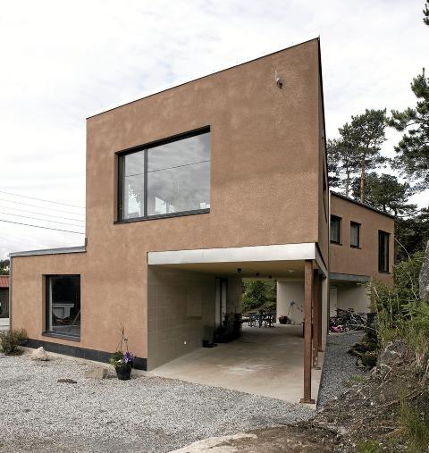 KJ�R BILEN INN I HUSET: Fra siden ser du hvordan innkj�ringen til huset og carporten samt inngangen til huset er plassert.  FOTO: Trond Opstad, Informasjonspartner