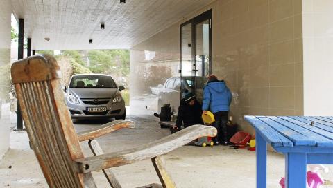ET LOGISK HUS: Bilen kj�res rett inn under huset, og herfra er det kort vei til gangen og trappen opp til annen etasje. Legg merke til de lyse, blanke flisene p� veggene.  Trond Opstad, Informasjonspartner