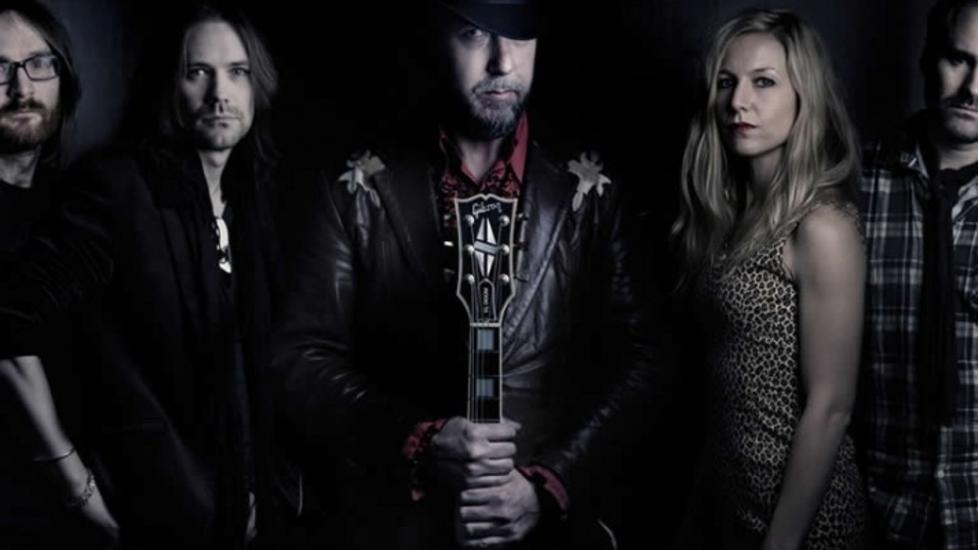 MANN FOR SIN PROG: Ole Petter El Doom Andreassen har hatt mange jerne i ilden gjennom �renes l�p. N� debuterer han som progrocker med eget band.