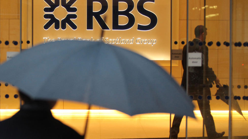 KRISERAMMET BANK:  Financial Times hevder den britiske banken Royal Bank of Scotland vil trekke seg ut av investeringssektoren, noe som kan koste inntil 10 000 arbeidsplasser. Foto: SHAUN CURRY / AFP PHOTO