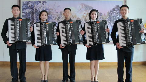 TREKKSPILL: Trekkspillkvintetten Goldstars fra Pyongyang, Nord-Korea vil holde konserter under festivalen Barents Spektakel, som foreg�r mellom 8. og 12. februar i �r. Foto: Morten Traavik