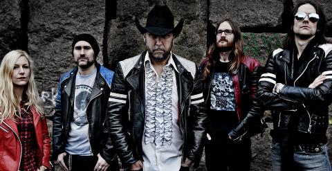LINEUP: Musikerne i El Doom and the Born Electric er valgt fra �verste hylle. Fra venstre Hedvig Mollestad Thomassen, Brynjar Takle Ohr, Ole Petter Andreassen, live-bassist Trond Fr�nes og Haavard takle Ohr. Foto: Eivind Yggeseth
