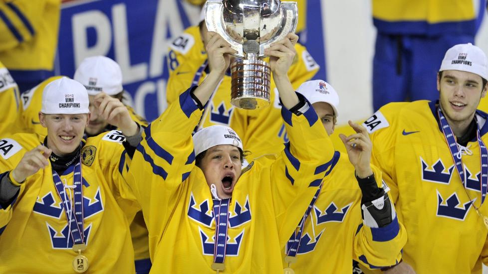 SVENSKEJUBEL: Rickard Rakell holder det synlige beviset p� at 31 �rs venting p� juniorgull er over for Sverige.Foto: SCANPIX/AP/The Canadian Press, Jeff McIntosh