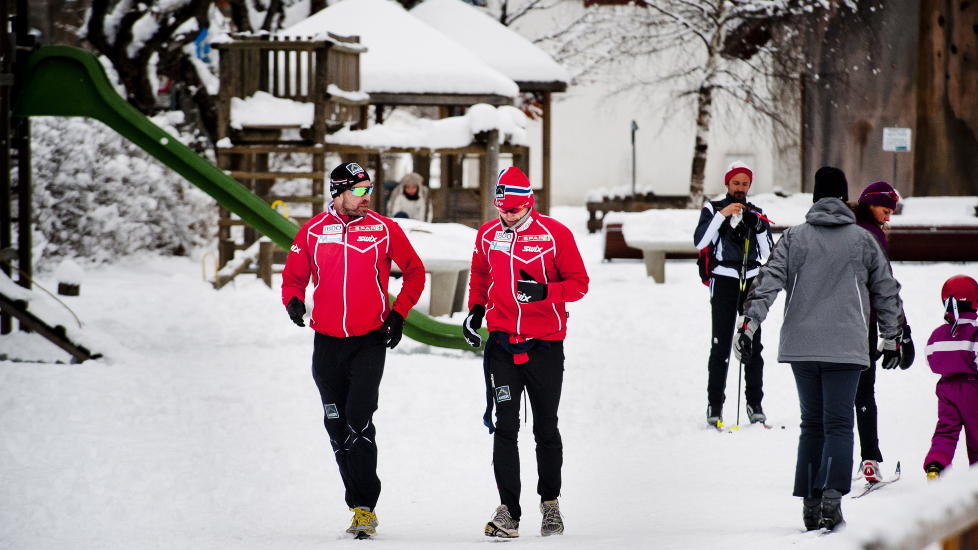  HER SNAKKER DE UT OM NEDTUREN: Det var b�de fleip og alvor da Petter Northug l�p ut skuffelsen sammen med trener Trond Nystad i Toblach.Foto: Thomas Rasmus Skaug / Dagbladet