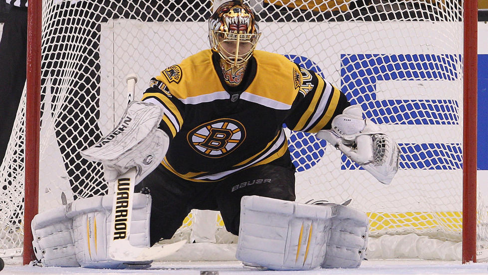 ARBEIDSLEDIG: Boston-m�lvakt Tuukka Rask hadde langt mindre � gj�re enn sin kollega p� motstanderlaget.Foto: SCANPIX/Elsa/Getty Images/AFP