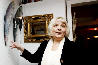 MINNER: Veggene i huset er dekket med kunst. Mange av arbeidene er fra tida Zdenka drev galleri i S�gne. Foto: Kristin Svorte
