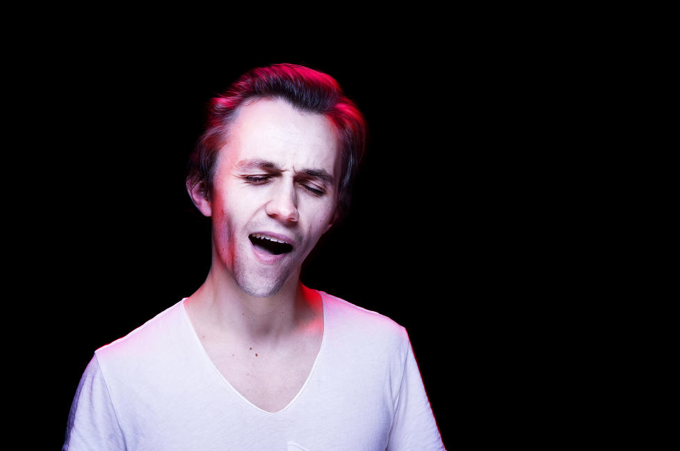 D�RLIG P� MARKETING: - Man blir en parodi av seg selv. Jeg pr�ver � tenke minst mulig p� hva andre tenker, og siden jeg uansett er utrolig d�rlig p� marketing m� jeg heller bare v�re meg selv. Men n�r jeg ser Ylvis parodiere Sondre Lerche ser jeg jo at et kommer fra et sted, sier TV 2-aktuelle Sondre Lerche. Foto: Lars Myhren Holand