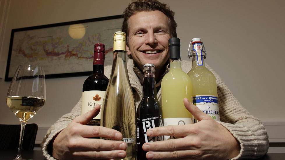 FAVNEN FULL: Dagbladets vinanmelder Ken C. Engebretsen nyter gjerne et glass alkoholfritt. Foto: OLE C.H. THOMASSEN
