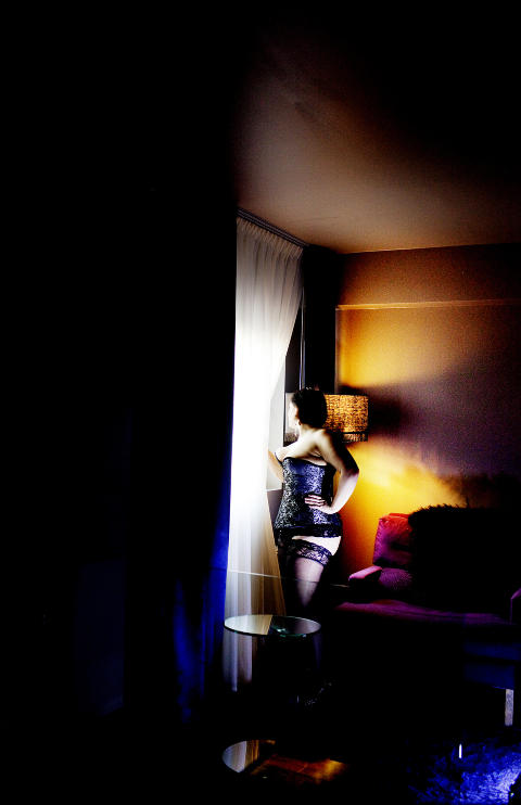 ANGRER IKKE: Det er et �r siden �Sara�, etter � ha lekt med tanken en stund, prostituerte seg for f�rste gang. Siden har hun hatt mellom 80 og 100 kunder og tjener et par tusen kroner hver gang.