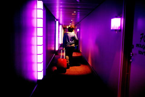 DOBBELTLIV: - Det blir vanskeligere og vanskeligere. Jeg har lyst til � fortelle venner hva jeg driver med, men jeg vet at mange av dem ikke hadde godtatt det, sier �Sara�.