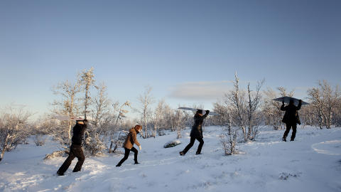 Over skog og hei:  Aune Sand leder an oppover fjellsiden med maleriene som skal settes ut i sn�en. Som b�rehjelp har han med seg den yngre delen av Sand-klanen, fra h�yre Andrey, Andreys kj�reste Lilja og nev�en Haakon. FOTO: ADRIAN �HRN JOHANSEN/ DAGBLADET