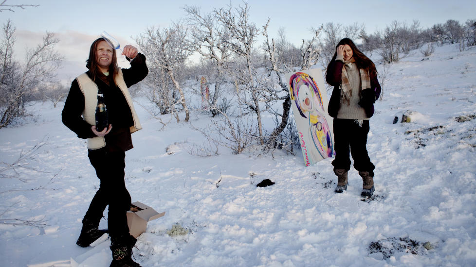 Vordende foreldre: Marianne Aulie har akkurat �pnet sin f�rste utend�rsutstilling, p� Ren�fjellet i �sterdalen. Kj�resten Aune Sand har, sin vane tro, �pnet en ny flaske champagne. Foto: Adrian �hrn Johansen.