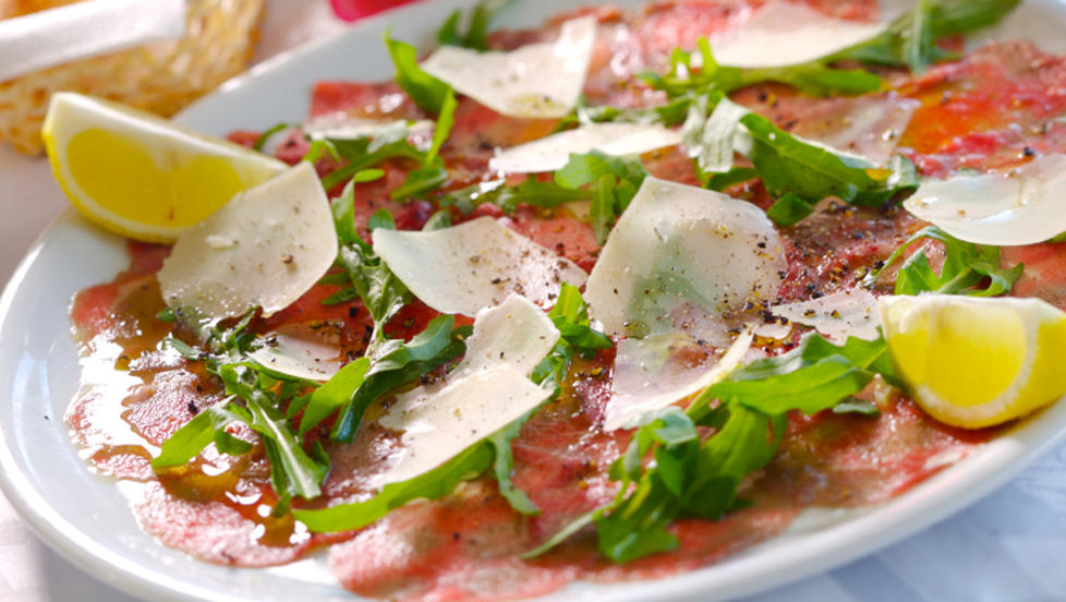 CARPACCIO: En av verdens mest brukte forretter! Den kommer fra Harry's Bar i Venezia.  Foto: istockphoto