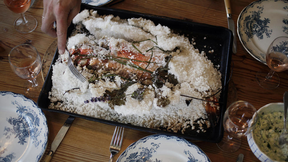 Uer p� seng: Det er fatalt � spise s� mye salt, men n�r du baker fisk i saltet, blir den passe saftig og akkurat passe salt.