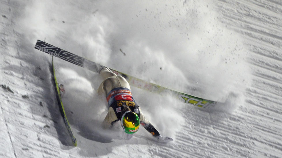 FALT I OBERSTDORF: En MR-unders�kelse denne uka viste at Tom Hildes brudd i en rygghvirvel var mindre stygt enn fryktet. Foto: AFP/JOHANNES EISELE