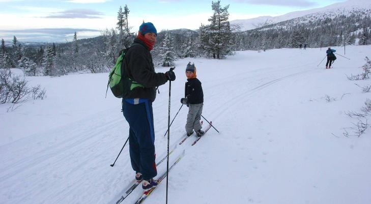 VINTERKOS: May-Ingela Hope og s�nnen Oskar hadde reist fra Vikersund til Norefjell i romjula, for � m�te Kong Vinter. Foto: TOM HELGESEN