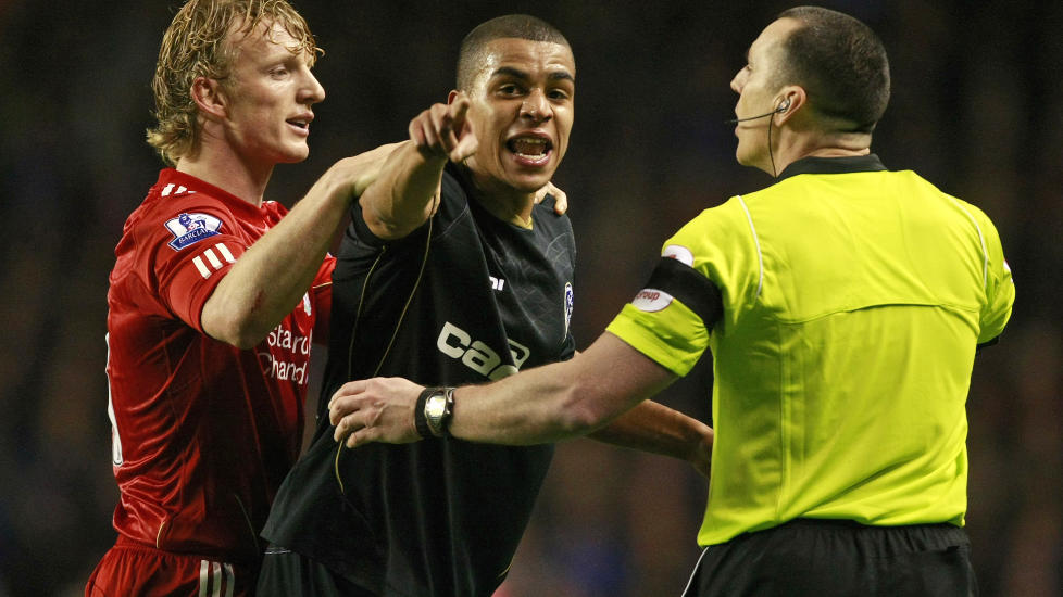 HETSET:Oldhams Tom Adeyemi klaget til dommeren etter at han ble hetset fra tribunen i kamp mot Liverpool. Foto; AP Photo/Tim Hales