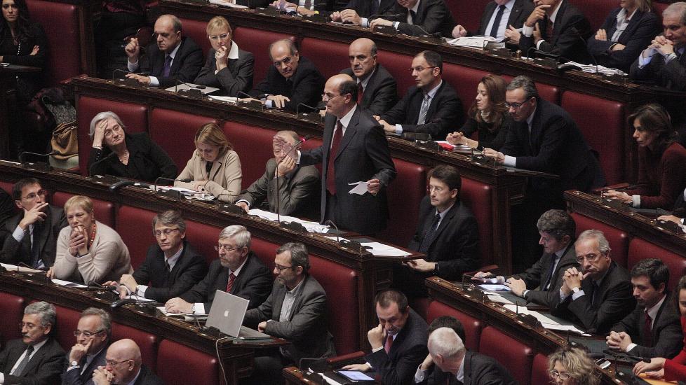 M� KUTTE L�NNA: Dette er Europas best betalte parlementarikere. N� m� de kutte l�nna etter skandaleoppslag. Foto: EPA/Giuseppe Lami/Scanpix