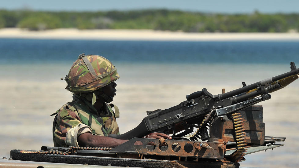 KRYSSET GRENSEN: En kenyansk soldat holder vakt ved landsvyen Burgabo, s�r i Somaila. kenyanske styrker kjemper seg nordover langs den somaliske kystlinjen, p� jakt etter Al-Shabaab-medlemmer. Foto: AFP PHOTO/Carl de Souza