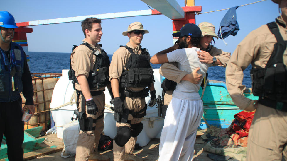 TAKKNEMLIG: Det iranske mannskapet viste sin takknemlighet etter at de ble befridd fra piratene. Foto: REUTERS/U.S. Navy photo/Scanpix