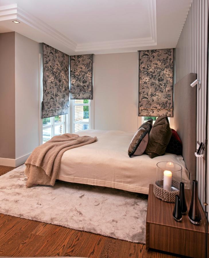BEHAGELIG STYRING: Vinduene med liftgardiner g�r helt ned til gulvet. De kan styres fra brytere ved sengen og fra badet. Mykt teppe fra Ogeborg i farge Smoke er mykt � tr� p�. Teppe fra Ralph Lauren.  Sengegavlen Easy har interi�rdesigner Lone Haagensen tegnet. Den st�r p� gulvet inntil veggen og f�lger gulvlistene. FOTO: Espen Gr�nli