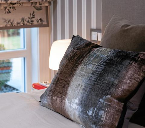 ROM MED UTSIKT: Fra hodeenden har beboerne fin utsikt ut til hagen. Puter fra Andrew Martin og Designers Guild. Det motoriserte liftopphenget er fra Silent Gliss. FOTO: Espen Gr�nli
