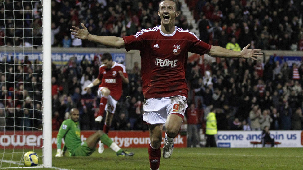 OVERRASKET: Swindon og Paul Benson slo Wigan ut av FA-cupen. Foto: REUTERS/Darren Staples