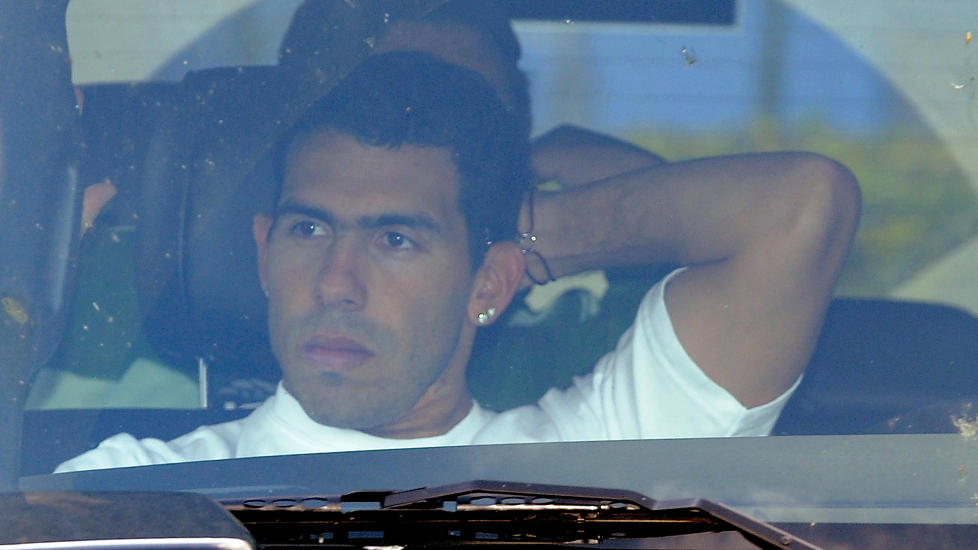 TIL ITALIA?: Milan hevder de har en avtale med Manchester Citys Carlos Tevez, og at de kun m� bli enig med City f�r en overgang er i boks. Foto: REUTERS/Nigel Roddis