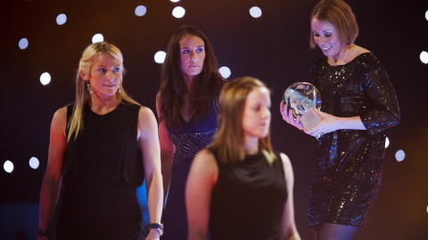 �RETS LAG: H�ndballandslaget vant prisen for �rets lag. Her ved Ida Alstad, Camilla Herrem, Tonje N�stvold, Karoline Dyhre Breivang.
Foto: Fredrik Varfjell / Scanpix