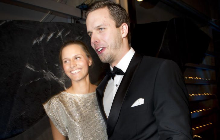 KOM MED JENTE:  Alexander Dale Oen ankommer sammen med f�lge. Foto: John T. Pedersen / Dagbladet