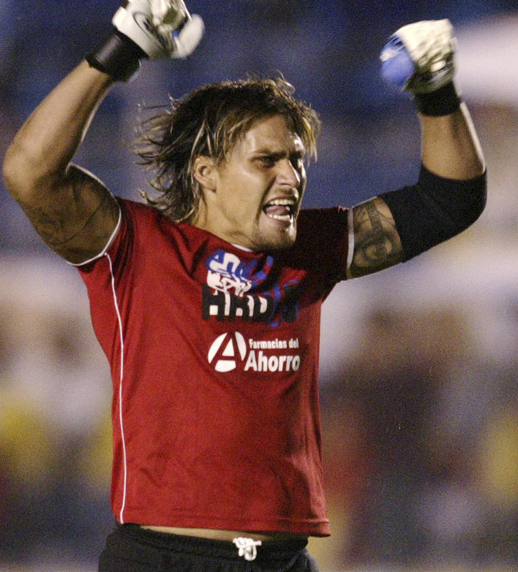 I GLANSDAGENE: Omar Ortiz feirer etter at en av lagkameratene har scoret for Jaguares i 2004. Foto: REUTERS/Henry Romero/Scanpix I GLANSDAGENE: Omar Ortiz feirer etter at en av lagkameratene har scoret for Jaguares i 2004. Foto: REUTERS/Henry Romero/Scanpix
