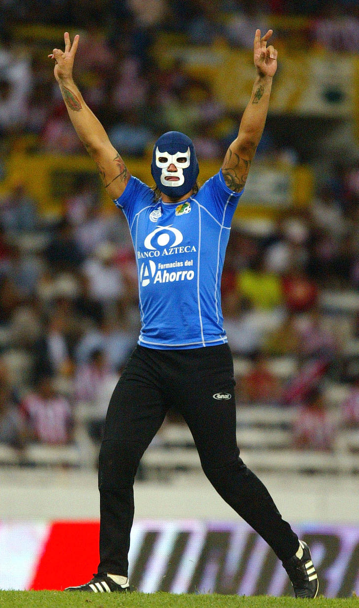 MASKE: Ortiz jubler iført en wrestlermaske etter ei en kamp i 2006. Maskene ble senere gjort forbudt. Foto: AP Photo/Guillermo Arias/Scanpix MASKE: Ortiz jubler iført en wrestlermaske etter ei en kamp i 2006. Maskene ble senere gjort forbudt. Foto: AP Photo/Guillermo Arias/Scanpix