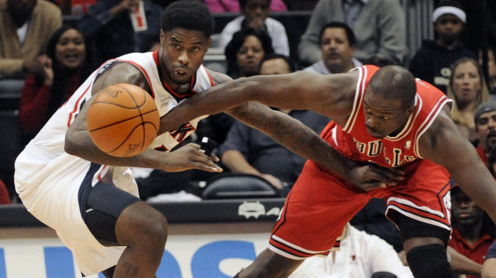 DUELL: Atlanta Hawks' Marvin Williams og Chicago Bulls' Luol Deng kjemper om ballen.Foto: SCANPIX/AP/John Amis