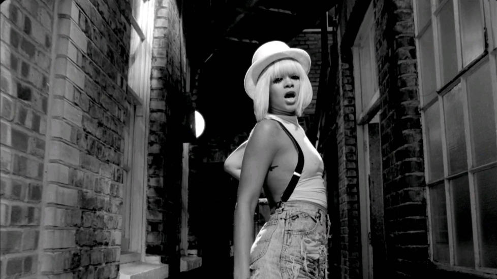 POPUL�R ARTIST: Rihannas stjerne p� himmelen vokser stadig, og hun kan n� kalle seg verdens mestselgende digitale artist. Foto: Stella Pictures