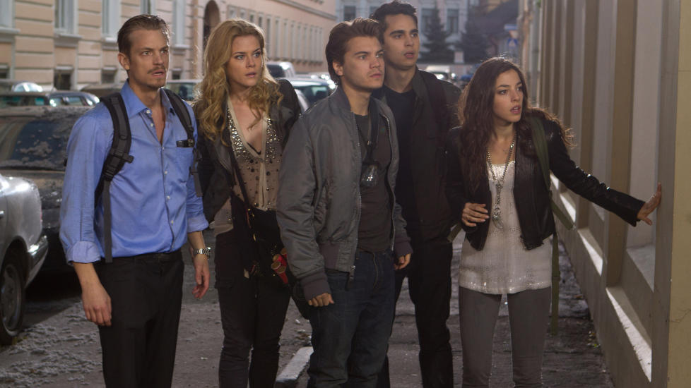 VETTSKREMTE: V�re fem venner i Moskva har nettopp f�tt �ye p� en gul energisky fra det ytre rom.