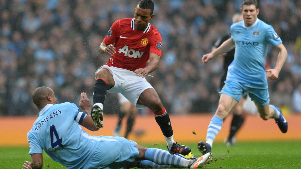 STYGT SPILL: Vincent Kompany ble bel�nnet med r�dt kort for denne taklingen, mens andre spillere har sluppet unna. Foto: AFP PHOTO / PAUL ELLIS