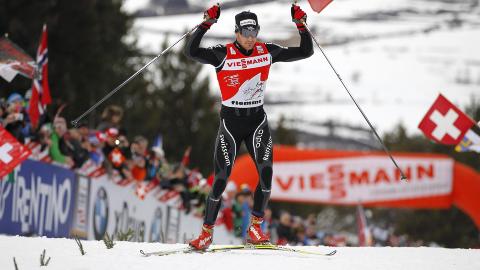 SUVEREN: Dario Cologna vant Tour de Ski foran Marcus Hellner og Petter Northug. Foto: EPA/ANDREA SOLERO