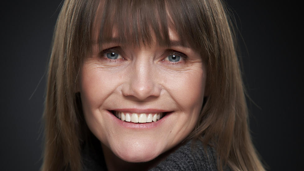 KRIMDEBUTANT: Sonja Holterman er journalist, blant annet med bakgrunn fra Dagbladet. Hun kommer greit fra debuten som krimforfatter, men heller ikke mer, mener anmelderen. Foto: JURITZEN FORLAG