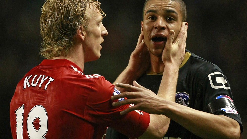 ROP FRA TRIBUNEN: Oldhams Tom Adeyemi fikk flere rasistiske rop slengt etter seg fra tribunen da laget spilte mot Liverpool. Saken etterforskes av politiet. Foto: AP Photo/Tim Hales