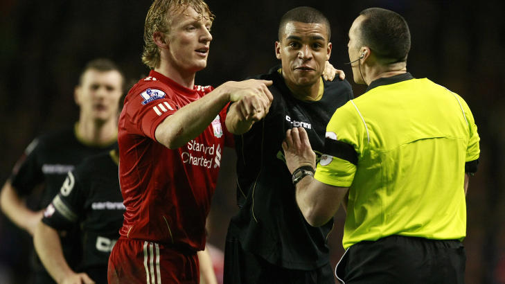 SNAKKET MED DOMMER Oldham Athletics Tom Adeyemi m�tte fortelle dommeren om tilropene midt i kampen mot Liverpool. Foto: AP Photo/Tim Hales