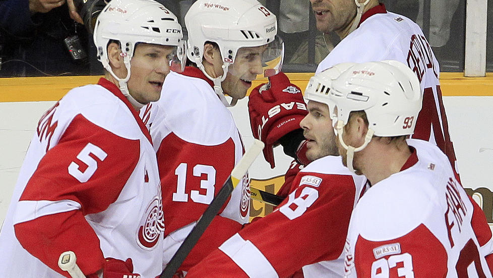 MATCHVINNER: Red Wings-center Pavel Datsyuk (tr�ye nunmmer 13) ble overfalt av lagkameratene etter sitt m�l to minutter f�r slutt av forlegningen. Foto: AP/Mark Humphrey