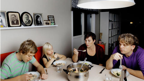 Lavkarbofamilie: Sander, Mia, mor Janicke og far Snorre Kittilsen rundt middagsbordet.