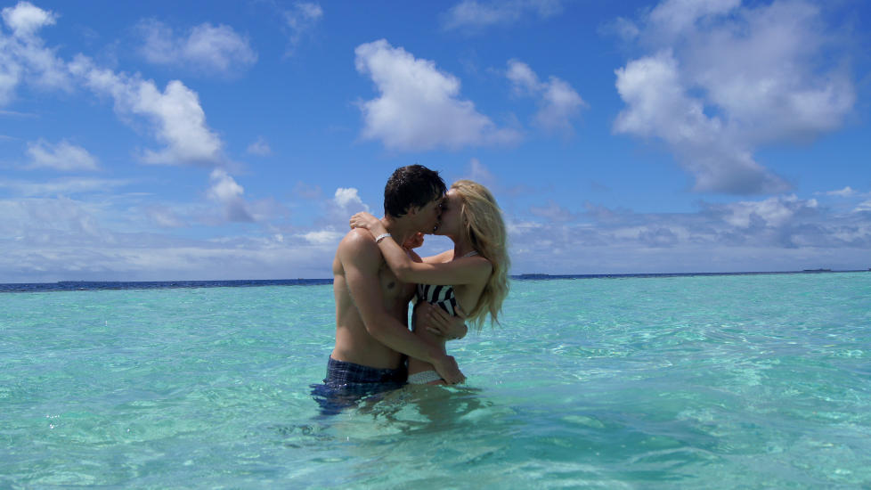 RO OG LUKSUS: Bloggeren Caroline Berg Eriksen (24) mener Maldivene er et paradis. Hun n�t en romantisk ferie der nylig sammen ektemann og LSK-spiller Lars-Kristian Eriksen (28). Foto: PRIVAT