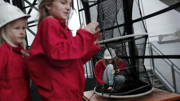 AKTIVT MUSEUM: Ane,  Meline og Marielle tester redningstr�mpa p� Norsk Oljemuseum. Foto: TOMMY ELLINGSEN